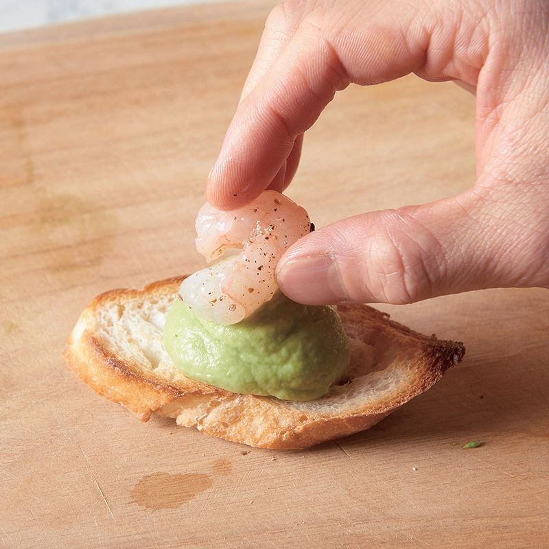 바게트 위에 아보카도 무스를 올리고 생새우를 올려서 마무리 해주세요.