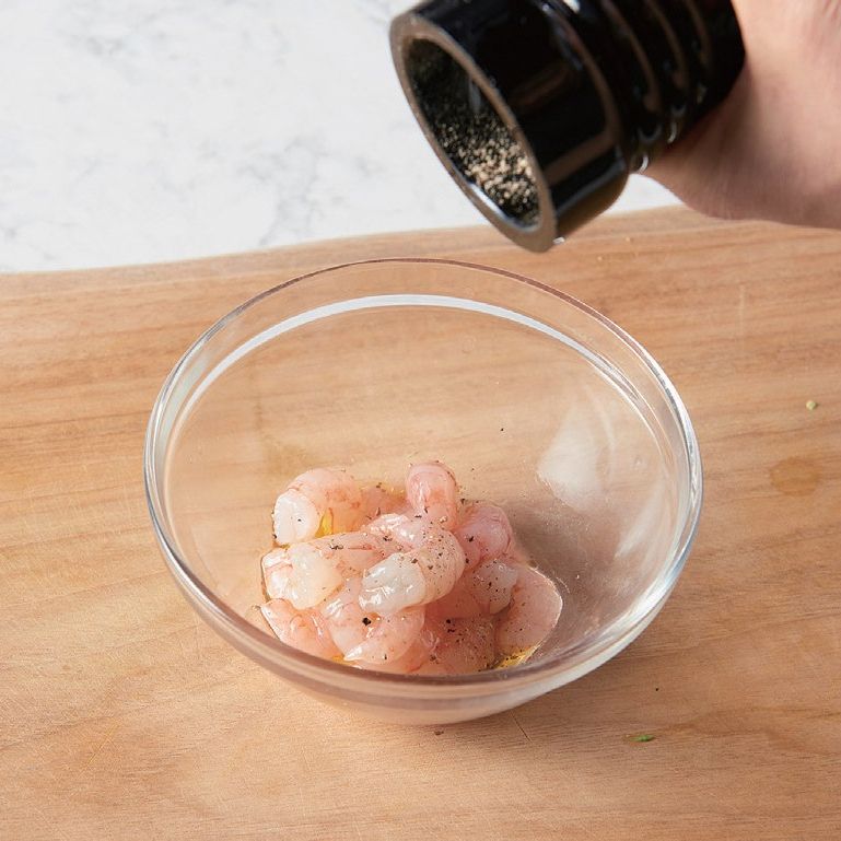 생새우는 껍질과 머리를 제거하고 엑스트라 버진과 소금, 후추를 넣어 버무려주세요.
