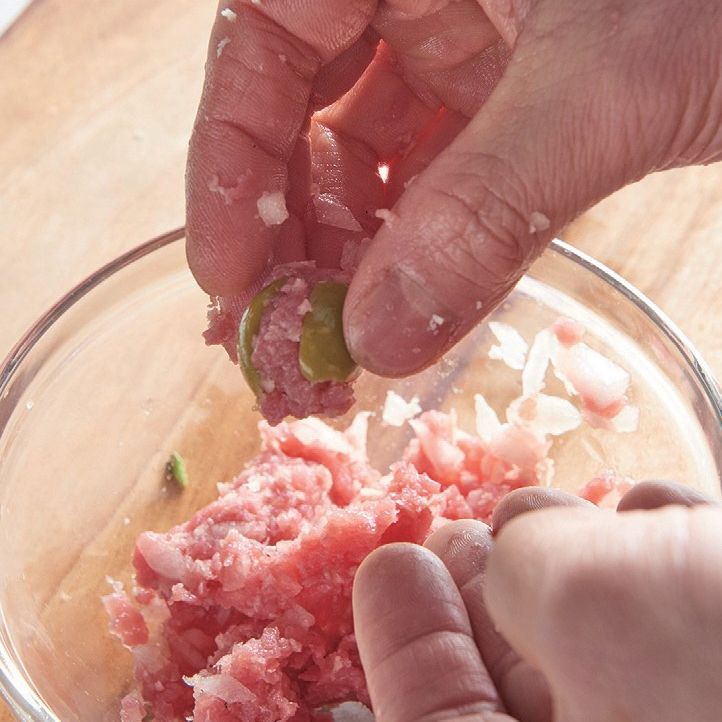 속이 빈 올리브에 준비해둔 순서 3을 넣어 속을 채워주세요.