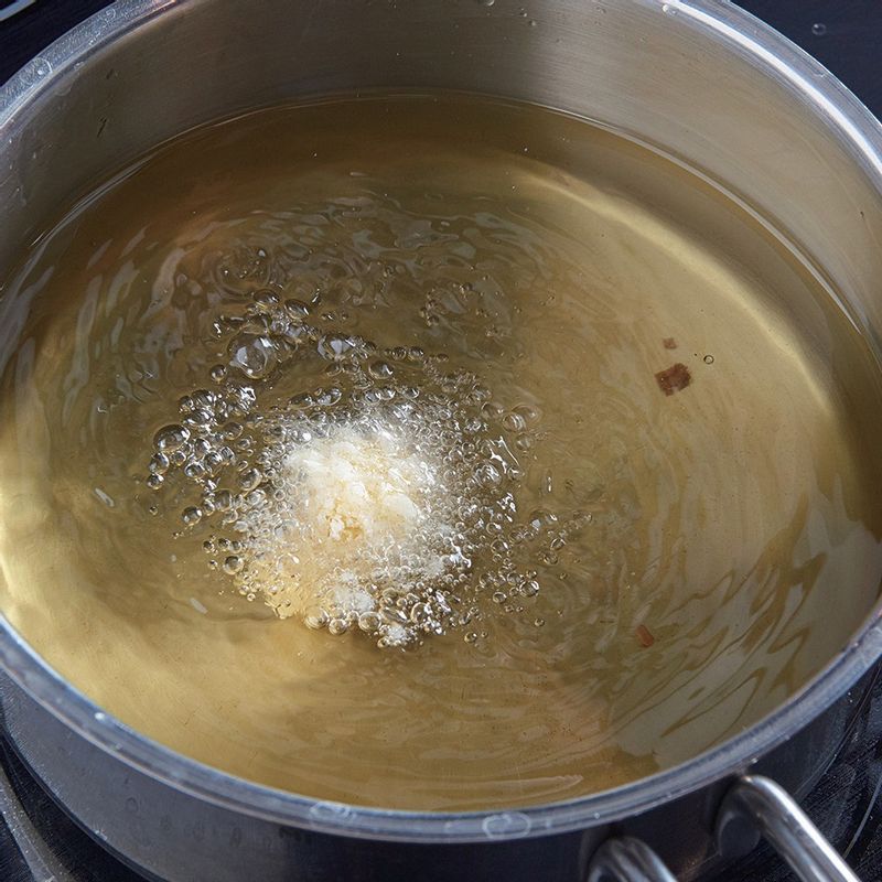 식용유를 냄비에 담아 180도 온도(빵가루를 넣었을 때 바로 올라오는 정도)에서 노릇하게 튀겨주세요.