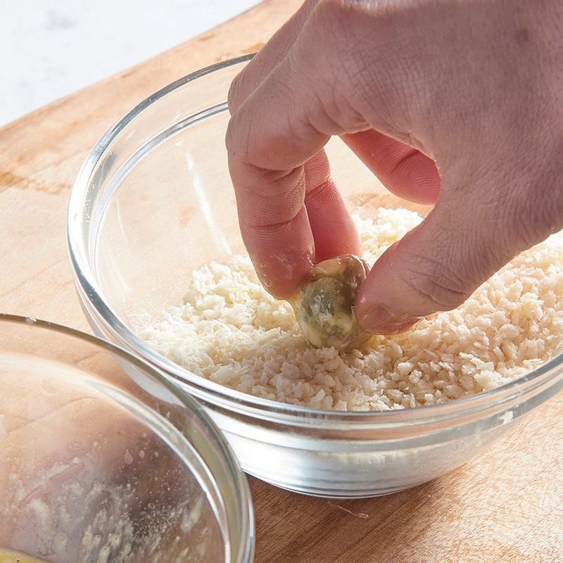 속을 채운 올리브를 밀가루, 달걀, 빵가루 순으로 묻혀 주세요.