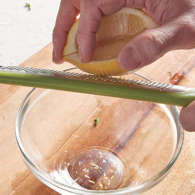 제스터를 이용해서 레몬 1개 분량의 레몬 제스트를 만들어 주세요.