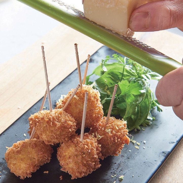 레몬 1/2개의 레몬즙과 나머지 레몬 1/2개의 제스트, 꿀을 차례대로 넣어 소스를 만들고 순서 5의 튀김에 그라나파다노 치즈를 뿌려 곁들여 주시면 완성이예요.