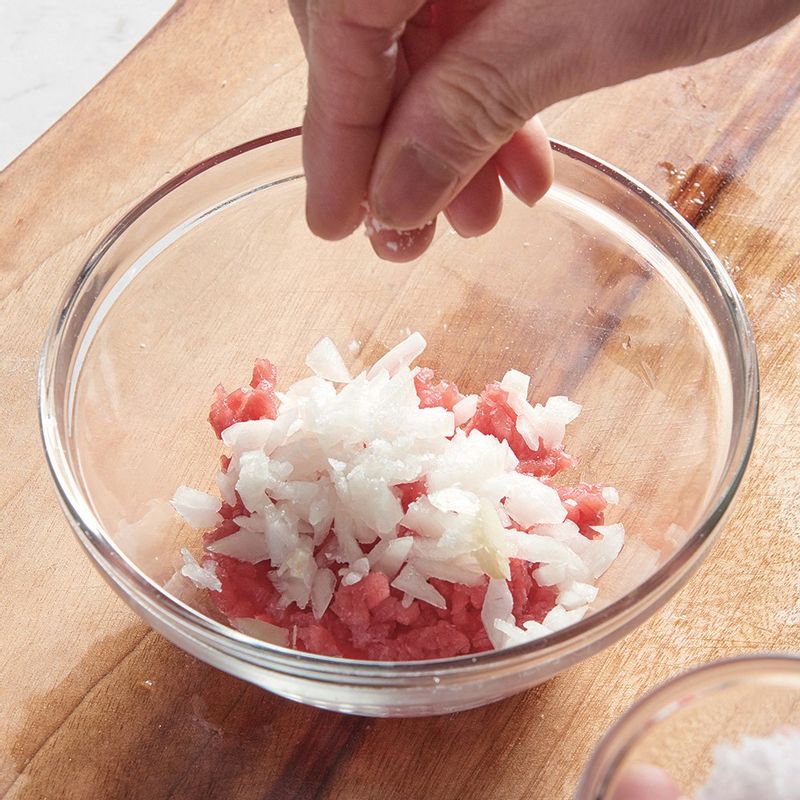 양파와 이태리 파슬리를 곱게 다진 뒤, 볼에 다진 양파와 파슬리, 간마늘, 소고기, 레몬 제스트, 소금, 후추를 넣고 섞어 주세요.