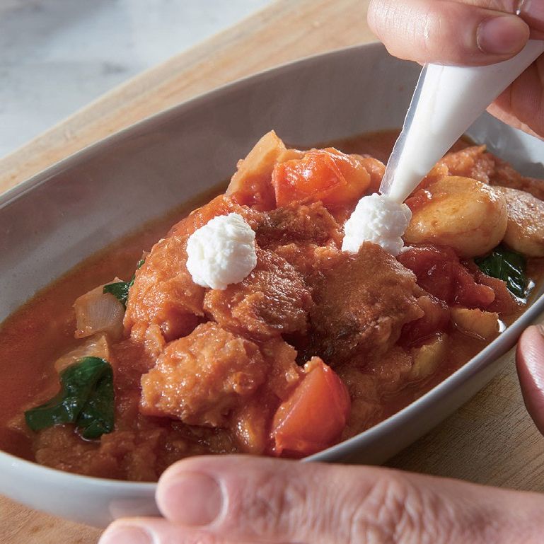 생강은 제거한 뒤 접시에 담아내고 리코타 치즈를 짤 주머니에 담아 군데군데 뿌린 후 처빌을 곁들여 주세요.