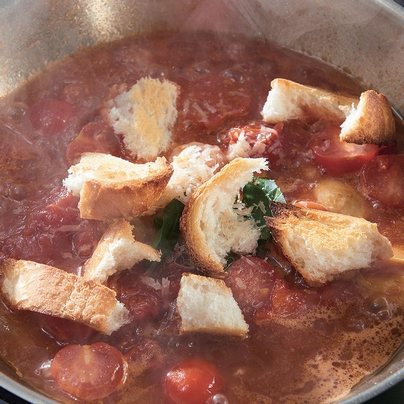 순서 2가 끓기 시작하면 구워진 빵과 바질, 그라나 파다노 치즈를 넣어 약불에서 빵이 뭉그러질 때까 지 끓여주세요.