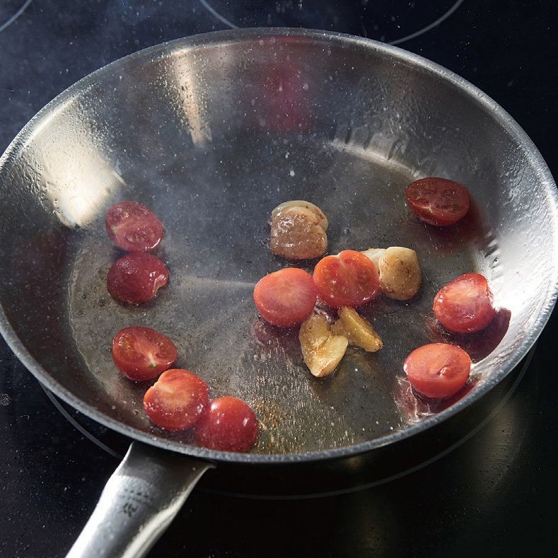 토마토빱빠을 위한 재료 이미지로 토마토소스,방울토마토,바게트,채소 스톡,마늘 등으로 구성 되어있습니다.