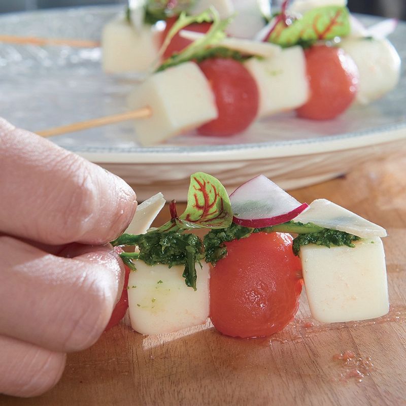 그라나 파다노 치즈와 래디쉬를 얇게 썬 다음 꽂아놓은 꼬치에 루꼴라 페스토를 올리고 그라나 파다노 치즈, 래디쉬를 올려주세요.