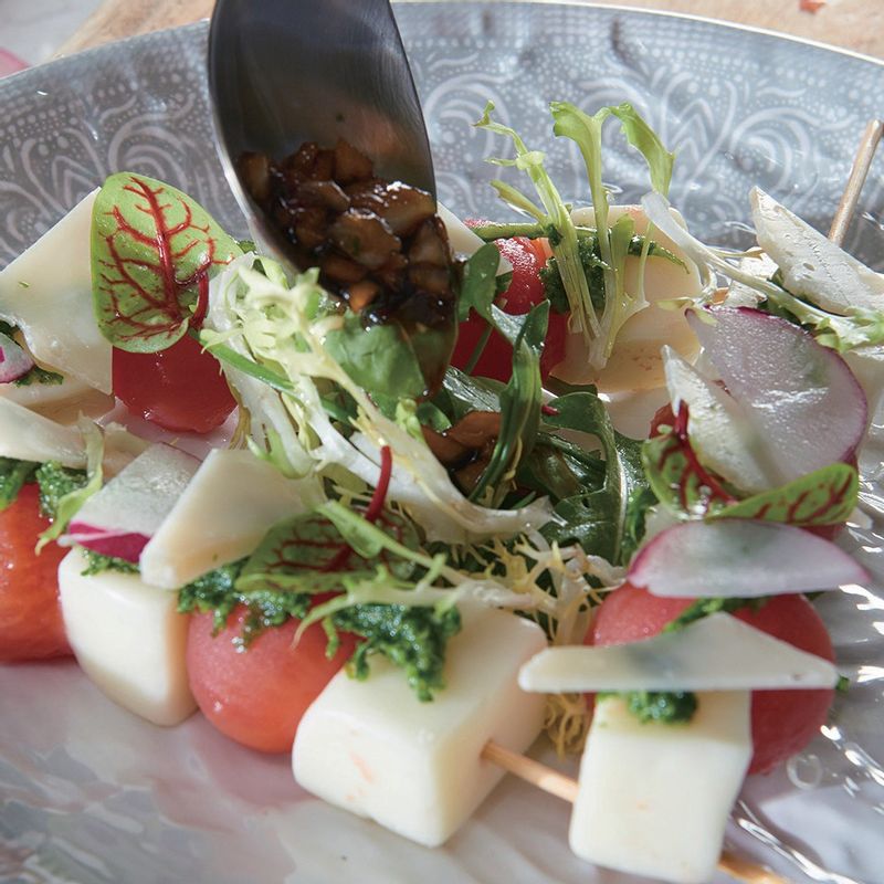 어린 채소의 물기를 제거한 후 접시에 담고 드레싱을 뿌린 후 꼬치를 올리면 완성이예요.