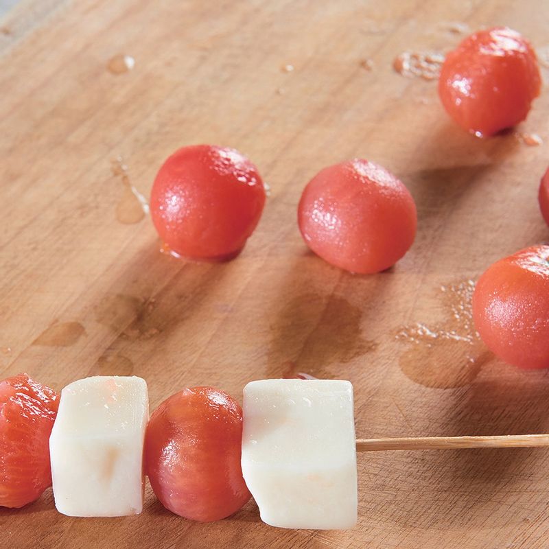 이쑤시개에 토마토와 보코치니 치즈 순으로 꽂아주세요.