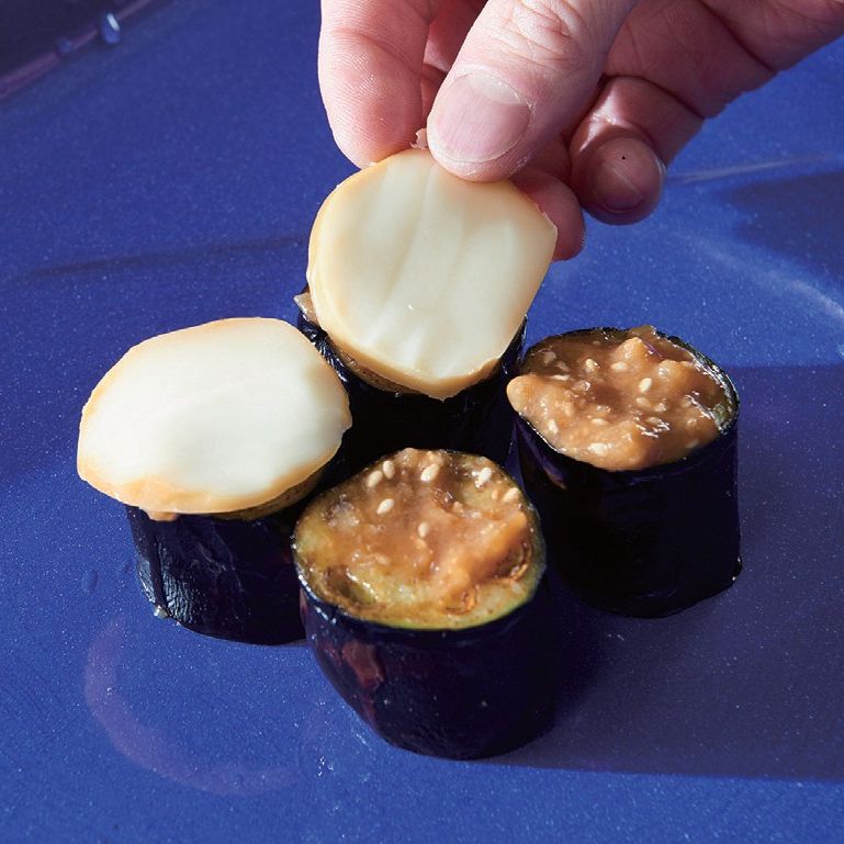 된장, 설탕, 간 마늘, 깨, 맛술, 꿀을 함께 넣고 갈아준 뒤 구워진 가지에 만들어둔 된장 소스를 바르고 스카모르짜 치즈를 올려서 250도 오븐에서 3분간 구워 주세요.