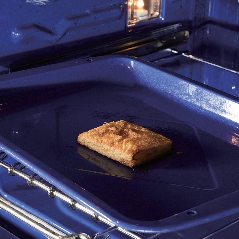 페이스트리는 손가락마디 크기로 자른 후 250도 오븐에서 7분간 구워 주세요.