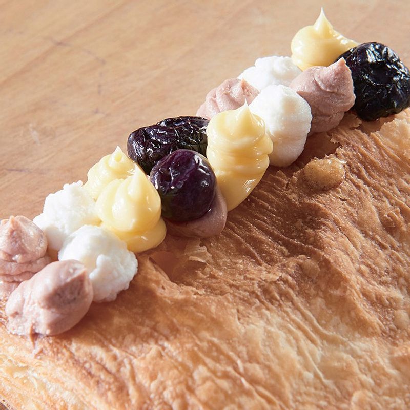 구운 페이스트리에 블루베리, 리코타 치즈, 가염버터, 푸아그라 무스를 순서대로 짜준 뒤 타임 잎을 떼어내어 장식해 주시면 완성이랍니다.