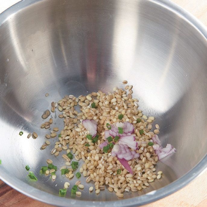 비스큐 크림 꼰길리에 파스타을 위한 재료 이미지로 비스큐,생크림,보리,관자,적양파 등으로 구성 되어있습니다.