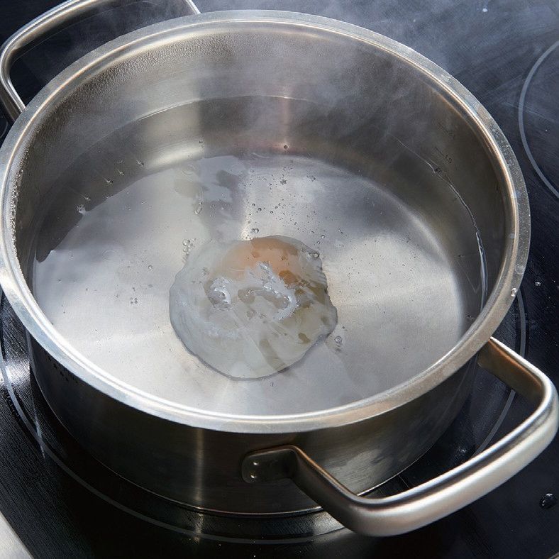 냄비에 물을 담고 소금, 식초를 넣고 끓이다가 불을 줄인 후 달걀을 조심히 깨 넣어 3분간 익힌 뒤 찬물에 담갔다가 건져내어 수란을 만듭니다.