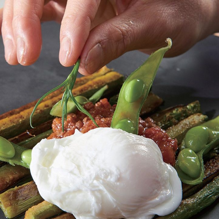 마지막으로 세발나물, 수란을 올려 완성해 주세요.