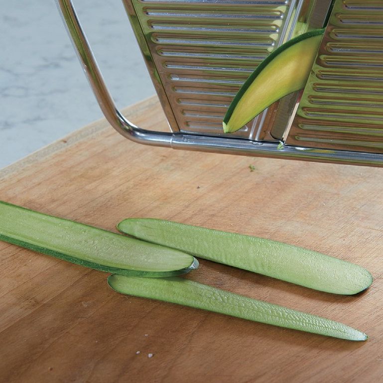 애호박은 슬라이서로 얇게 밀어 뜨거운 물에 살짝 데친 후 돌돌 말아주고, 비트는 1cm 주사위 모양으로 썰어서 5분간 삶아주세요.