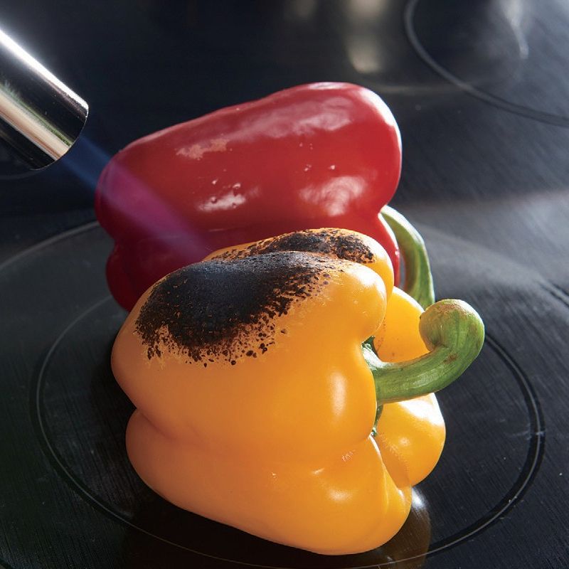 파프리카는 토치로 구워 껍질과 씨를 벗긴 후 물기를 제거하고 얇게 썰어 주세요.