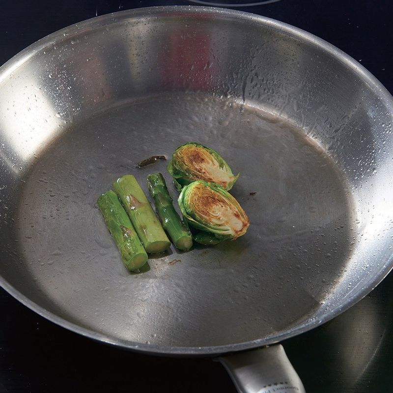 아스파라거스는 3cm로 썰고 양배추는 반으로 갈라 팬에 노릇하게 구워주세요.