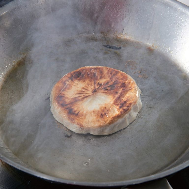 팬을 달구고 오일을 둘러 브리 치즈의 겉면을 노릇하게 구워주세요.