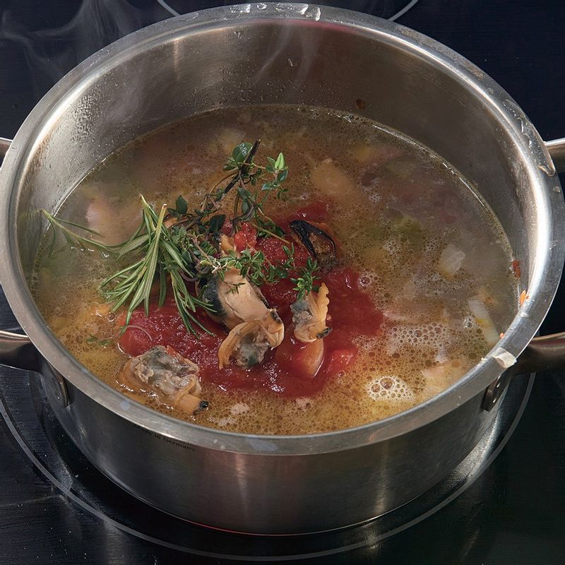 허브와 홍합, 바지락, 토마토소스를 넣고 끓여 주세요.
