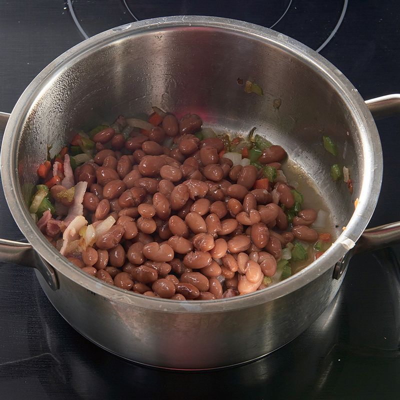 채소와 베이컨을 볶은 냄비에 콩을 넣고 물을 잠길 정도로 붓고 끓여주세요. 이때 볼로티콩 대신 병아리콩이나 강낭콩을 사용해도 된답니다.