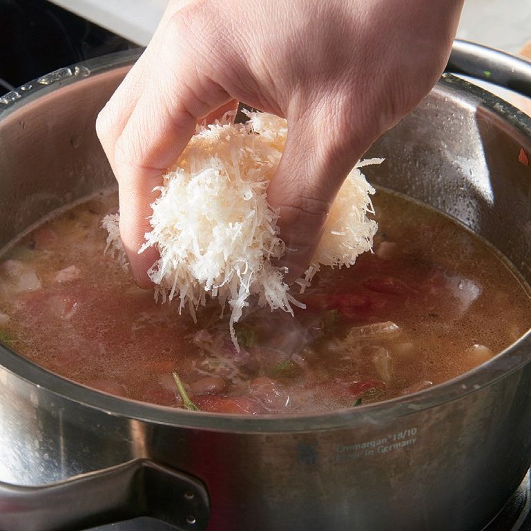 엑스트라 버진, 그라나 파다노 치즈를 갈아 넣어 마무리 해주세요.