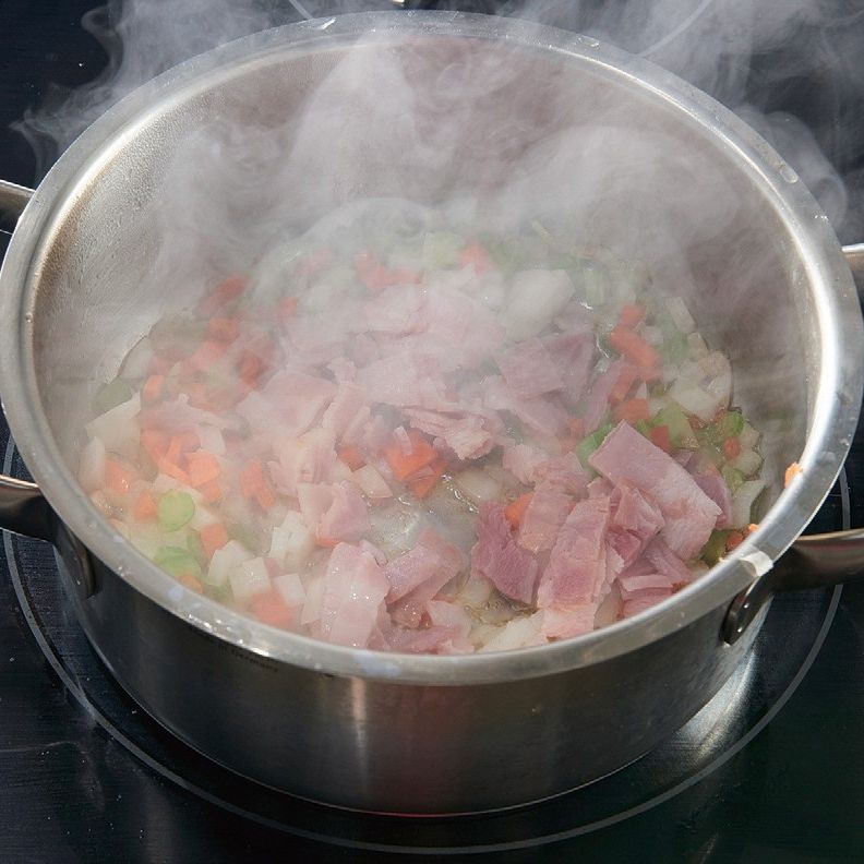 볼로티콩 조개 스프을 위한 재료 이미지로 홍합살,바지락살,볼로티콩,베이컨,타임 등으로 구성 되어있습니다.