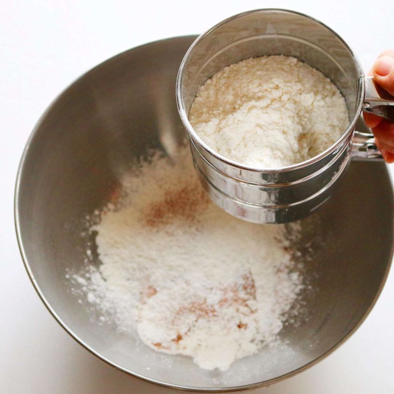 박력분, 베이킹파우더, 계피가루를 함께 체에 내려 반죽에 넣고 주걱으로 잘 섞어주세요.