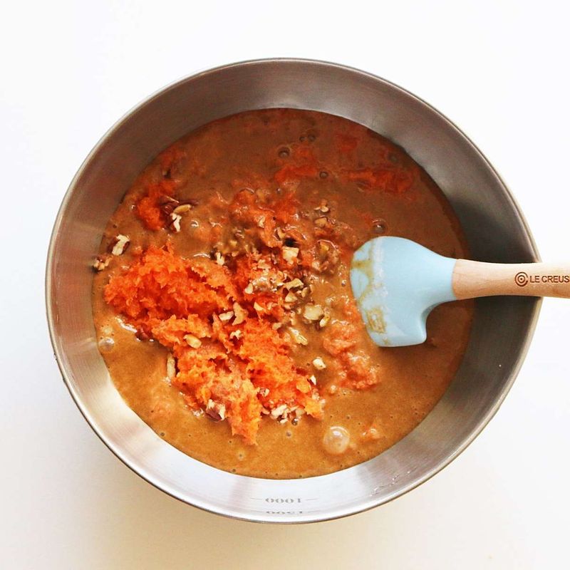 가루가 보이지 않으면 다진 당근과 호두를 넣어서 섞은 후 짤주머니에 넣고 짤주머니 끝을 잘라주세요.