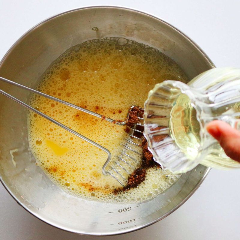 달걀에 흑설탕을 두세 번 나눠 넣으면서 2분간 거품기로 휘핑한 후 카놀라유를 넣고 한 번 더 반죽을 잘 섞어주세요.