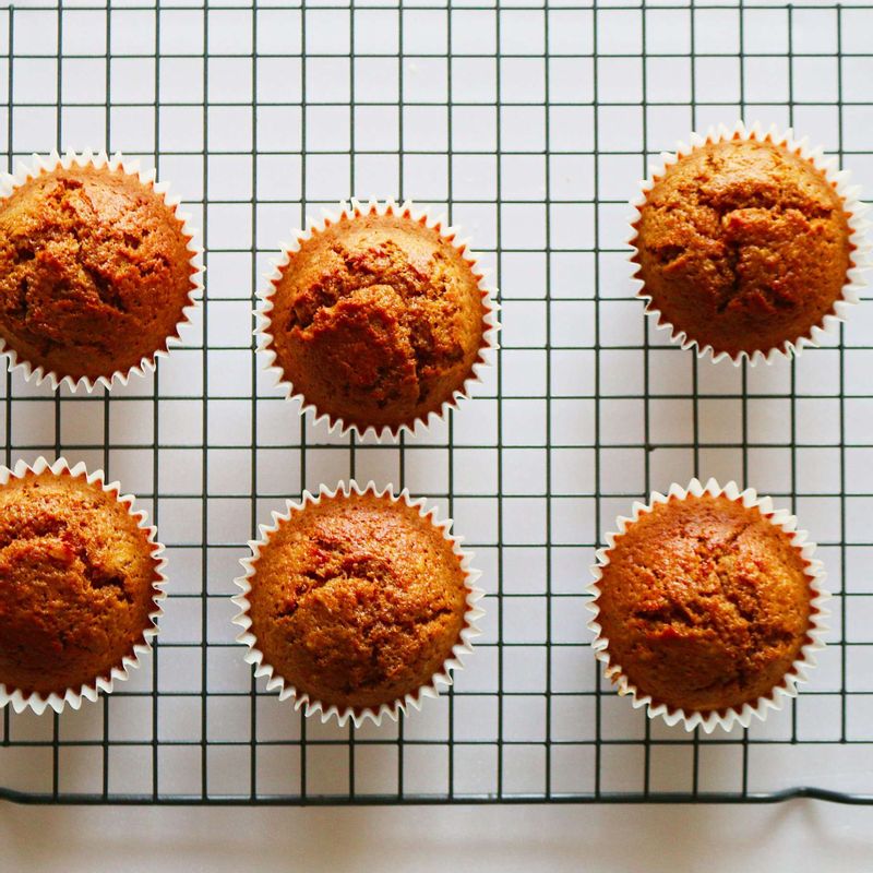 예열한 오븐에서 20~25분간 굽고 식힘망에 올려 식혀주세요.