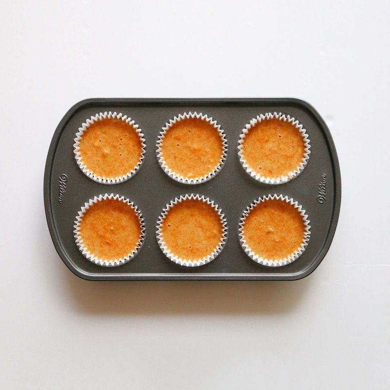 머핀틀에 유산지를 깔고 반죽을 80%까지만 채워주세요.