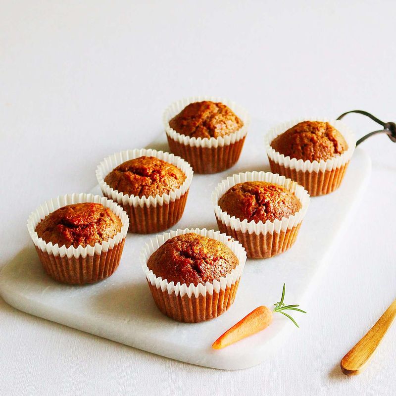 치즈크림을 당근머핀 위에 짜서 장식한 후 미니 당근을 올려주세요.