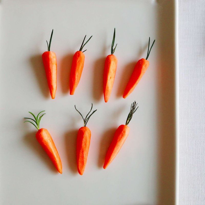 당근을 깎아서 미니 당근을 만들고 끝에 칼집을 넣은 후 로즈메리를 꽂아주세요. 치즈크림 재료는 잘 섞어서 짤주머니에 넣어주세요.