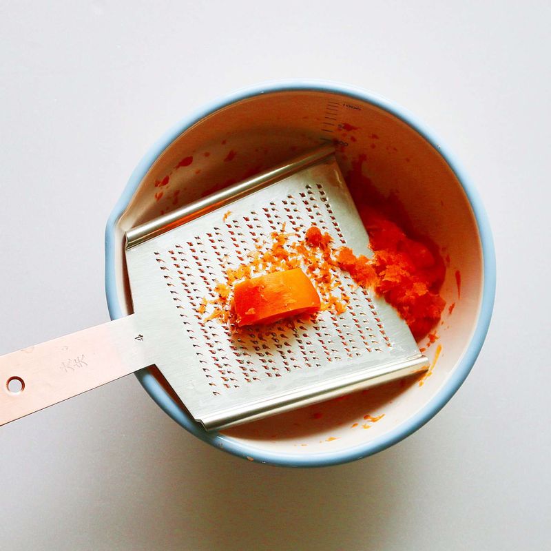 당근은 강판에 갈거나 칼로 잘게 다져주세요. 실온에 꺼내 둔 달걀을 볼에 넣고 거품기로 30초간 풀어주세요.