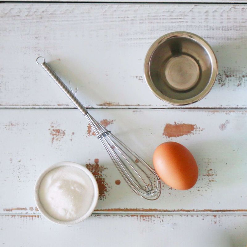 달걀은 미리 냉장고에서 꺼내 실온 상태에 두세요. 오븐을 170도로 예열해주세요.