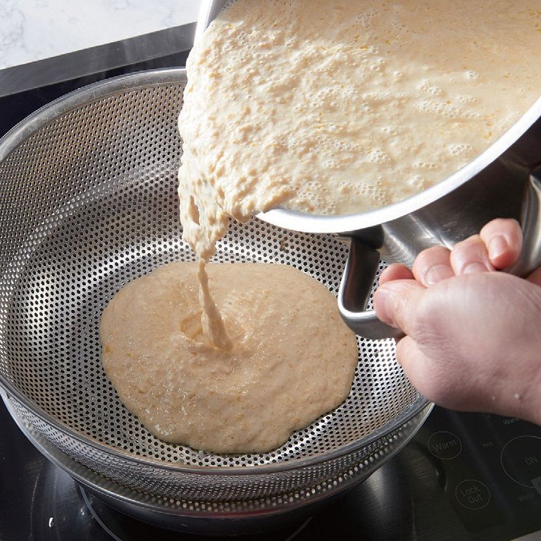 체로 옥수수 찌꺼기를 걸러내 주세요.