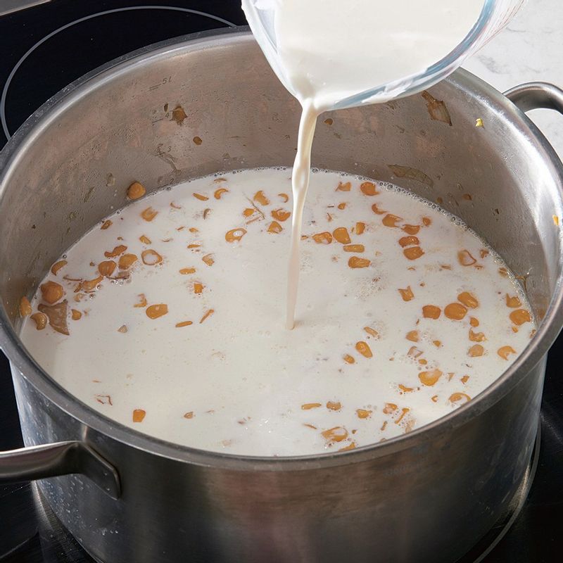 생크림과 우유를 넣어 약불에서 20분간 끓여 주세요.