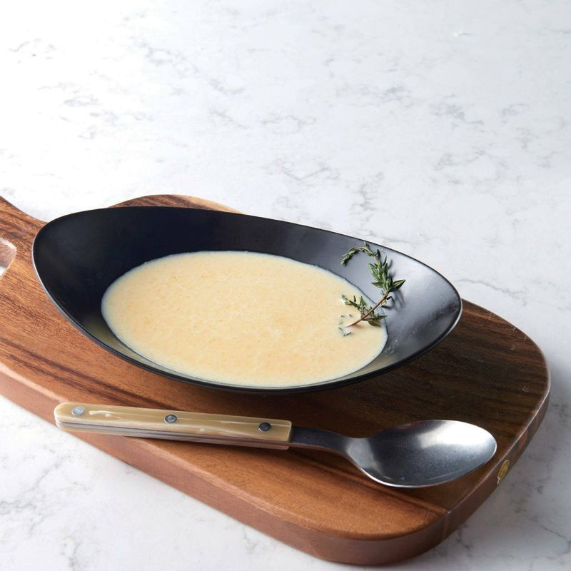 소금과 후추를 기호에 맞춰 넣고 생강과 허브를 건져 마무리하면 완성이예요.