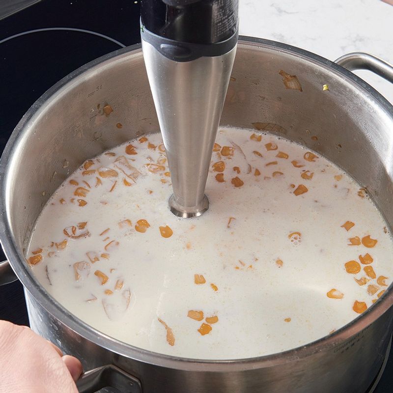 블렌더나 핸드 믹서로 옥수수를 곱게 갈아주세요.