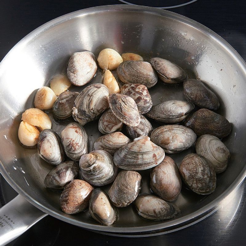 광어 구이 아쿠아빠짜을 위한 재료 이미지로 광어,바지락,아스파라거스,방울토마토,마늘 등으로 구성 되어있습니다.