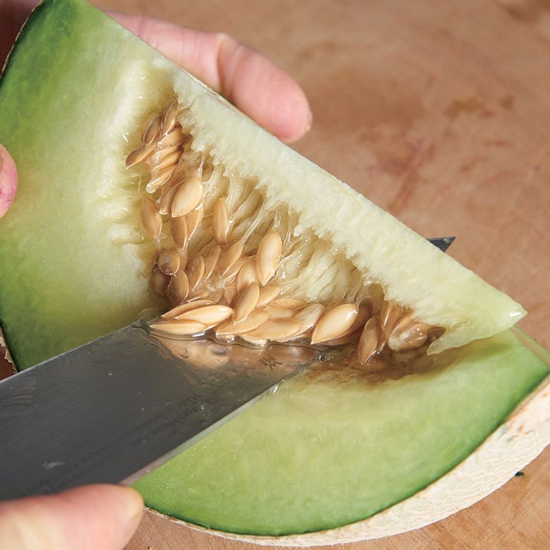 멜론 가스파초와 셀러리 스틱을 위한 재료 이미지로 멜론,오이,양파,발사믹 리덕션,엑스트라 버진 등으로 구성 되어있습니다.