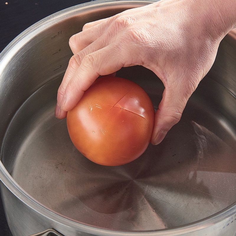 토마토는 뜨거운 물에 15초를 담군 후 찬물에 식혀 껍질을 벗겨내고 씨를 제거해 주세요.