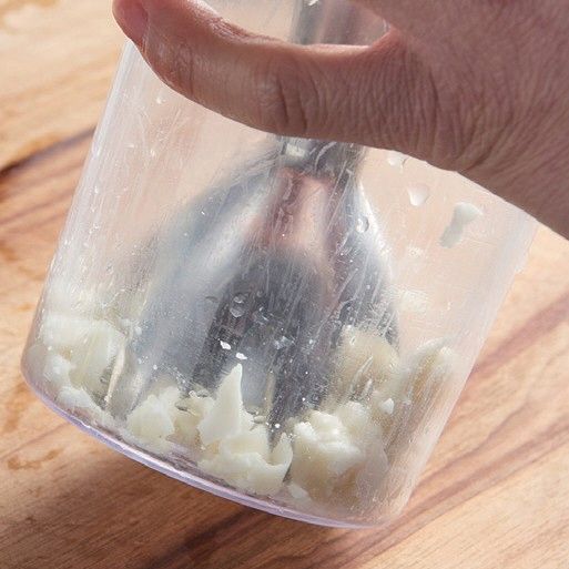 부라타 치즈를 반으로 자른 후 반만 갈아주세요.