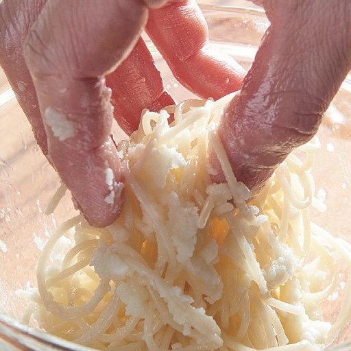 삶아낸 면에 갈아낸 부라타 치즈, 남은 엑스트라 버진과 소금, 후추로 간을 해주세요.