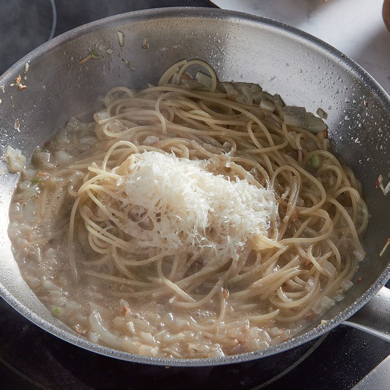 카치오페페 스파게티을 위한 재료 이미지로 스파게티면,양파,마늘,송로오일,치킨스톡(채소스톡으로 변경 가능) 등으로 구성 되어있습니다.