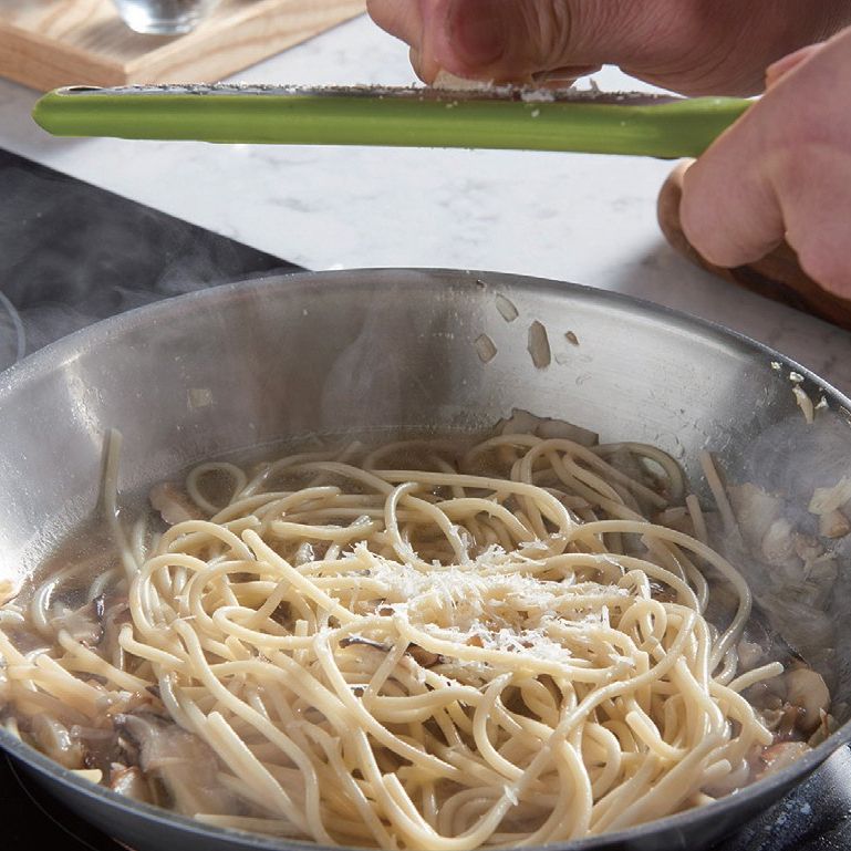치킨 스톡, 삶아낸 면, 그라나 파다노 치즈 1티스푼, 소금을 넣고 스톡의 양이 반으로 줄어들 때까지 계속 비벼 주세요.