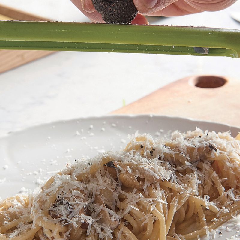 후레쉬 트러플 스파게티을 위한 재료 이미지로 스파게티면,양파,마늘,송로오일,치킨스톡(채소스톡으로 변경 가능) 등으로 구성 되어있습니다.