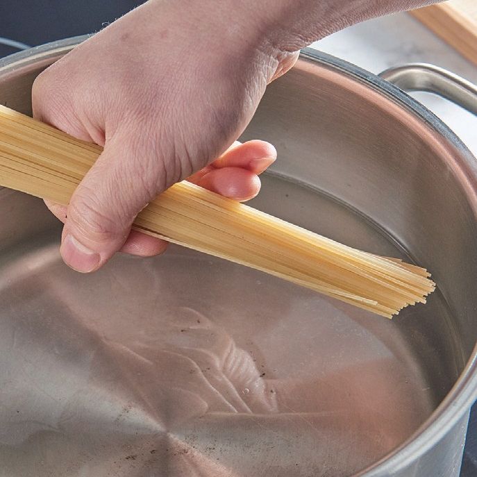 냄비에 꽃소금을 한 줌 넣고 물을 끓인 후 스파게티면을 5분간 삶아주세요.